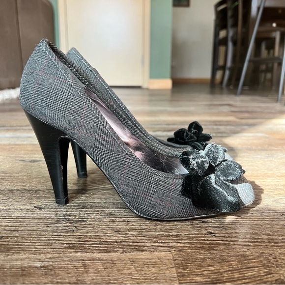 Joey O Plaid Shoes with Velvet Bow Detail - Grey/Red/Black - Picture 1 of 12